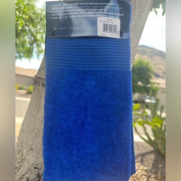 NWT FaceClub Embroidered  Towel - Cubs!  Trifold 16” x 24” towel - Picture 6 of 7